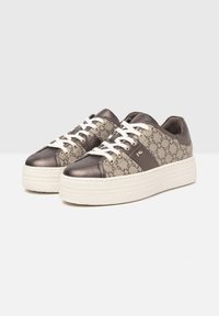 Baskets en textile à motif et en bronze métallique avec des lacets blancs, une semelle épaisse blanche et un design à bout rond. Présentent un accent de logo.