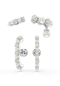 Pár náušníc so svetlými perlami a priehľadnými kryštálmi. Strieborné kovové zloženie. Jeden dizajn obsahuje visiaciu perlu. Obsahuje rôzne tvary.