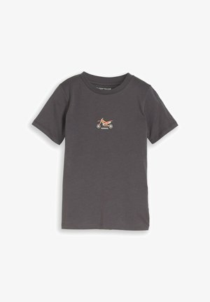 Krótki rękaw, T-shirt w kolorze grafitowym z małą pomarańczową grafiką motocykla crossowego na środku klatki piersiowej, z okrągłym dekoltem i widocznymi szwami.