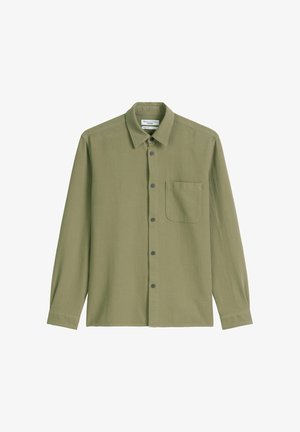 Olivgrünes, langärmliges Hemd aus leichtem Stoff. Verfügt über eine durchgehende Knopfleiste, einen großen Kragen und eine einzelne Brusttasche mit strukturierter Oberfläche.
