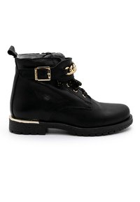 Zwarte leren enkelboot met een ronde neus, gouden kettingaccent, gespsluiting en een gestructureerde zool. Beschikt over contrasterende veters en metallic details.