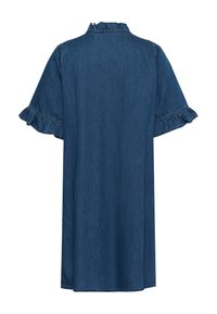 Tamsiai mėlyna džinsinė suknelė su trumpomis raukšlėtomis rankovėmis ir raukšlėtu aukštu kaklu, rodoma iš nugaros ant balto fono.