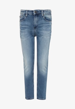 Jean en denim bleu clair au design ajusté, style cinq poches et finition légèrement délavée. Il dispose d'une fermeture à bouton et de passants de ceinture.