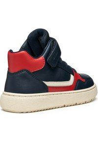 Hoge sneakers van marineblauw leer met rode accenten, een gestructureerde rubberen zool en een klittenbandsluiting. Beschikt over een gewatteerde kraag voor comfort.