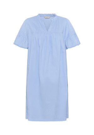 Vestido azul claro hecho de una tela suave, con un cuello con volantes, mangas cortas, plegados en el frente y sutiles acentos decorativos.