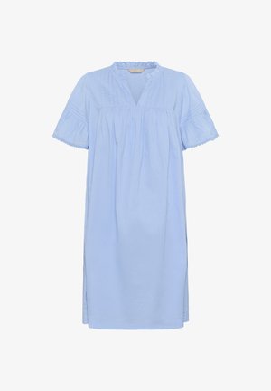Robe bleu clair en tissu doux, dotée d'un col froncé, de manches courtes, de plis à l'avant et de subtils accents décoratifs.