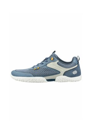 Zapatilla deportiva ligera azul y gris con parte superior de malla, suela blanca texturizada y cierre de cordones, mostrada de perfil.