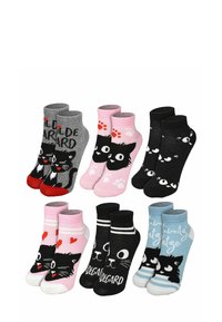 Una selezione di calzini alla caviglia a tema gatti in grigio, rosa, nero e blu, con vari design che presentano illustrazioni di gatti e impronte di zampe.