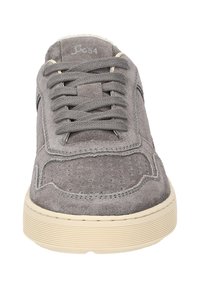 Graue Wildleder-Sneaker mit strukturierten Oberflächen, perforierten Details, runder Zehenform und off-white Gummisohle. Verfügt über flache graue Schnürsenkel.