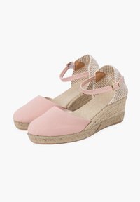 Sandales compensées en toile rose avec bride de cheville, talon tissé texturé et détails en jute marron clair. Surface lisse et design à bout arrondi.