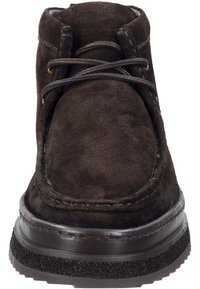 Bruine suède schoen met een ronde neus, voorzien van een lage enkelontwerp, leren veters en een getextureerde rubberen zool. Accenten zijn gouden oogjes.