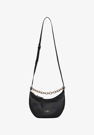 Borsa a tracolla in pelle nera a forma di mezzaluna con dettaglio catena dorata e tracolla regolabile, logo dorato "Gaelle Paris" sul davanti.