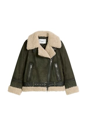 Veste en peau de mouton courte en cuir vert foncé, avec un col en peau de mouton beige, des poches zippées et une taille ceinturée avec des accents en métal.