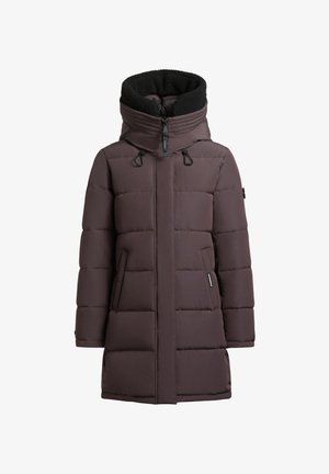 Manteau matelassé en violet sombre, avec un col haut doublé de polaire noire, fermeture éclair et poches latérales. Design matelassé avec des cordons réglables.