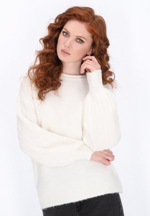 Pulover alb tricotat cu un model cu nervuri, mâneci largi în formă de clopot și o finisare texturată. Material moale, ușor, cu o croială lejeră.