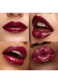 Quatre vues en gros plan de lèvres avec un rouge à lèvres bourgogne profond. La texture semble brillante et lisse, mettant en valeur des formes variées et des détails en couleur.
