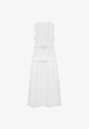 Weißes ärmelloses Kleid mit einem Taillengürtel und zwei Fronttaschen, das mit einem geschichteten Rockdesign und einer glatten Stoffoberfläche ausgestattet ist.