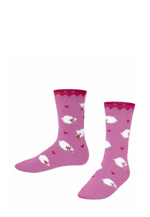 Rosafarbene Baumwollsocken mit einem gewellten oberen Rand, verziert mit weißen Schafen und roten Schleifen, auf einem rosa Hintergrund mit kleinen Herzen.