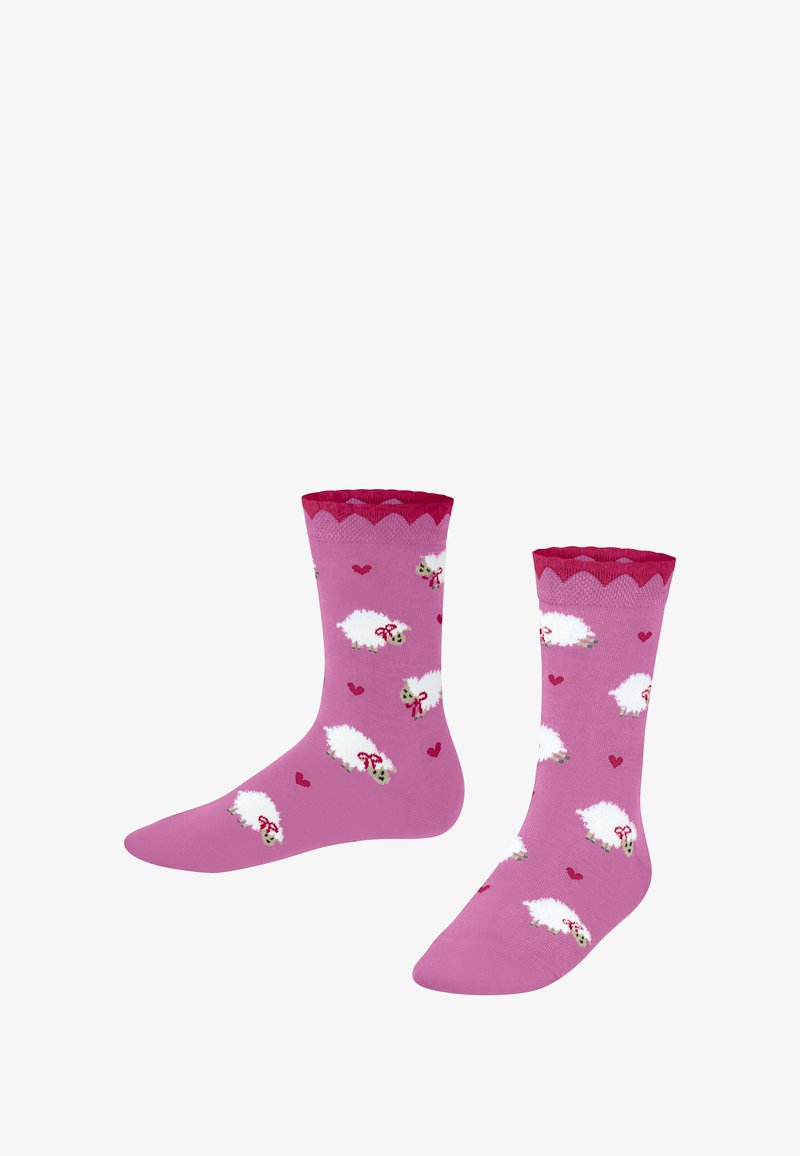 Różowe skarpetki bawełniane z falbanką na górze, ozdobione białymi owcami i czerwonymi kokardkami, na różowym tle z małymi serduszkami.