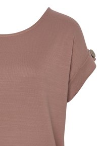 Top de color rosa empolvado, de mangas cortas y fabricado con tejido acanalado, que presenta un escote amplio y un detalle de botón en el dobladillo de la manga enrollada.