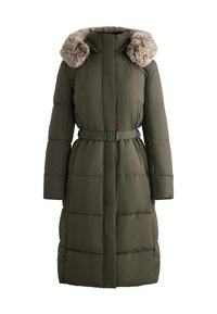 Olívovo zelený vypchávkovaný dlhý zimný kabát s opaskom a odnímateľnou kapucňou podšitý svetlohnedým umelým kožušinovým lemom.
