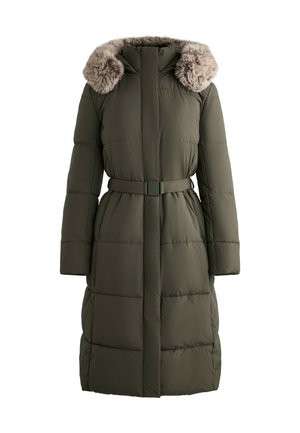 Olivově zelený zateplený dlouhý zimní kabát s pásem a odnímatelnou kapucí podšitou světle hnědým umělým chlupem.