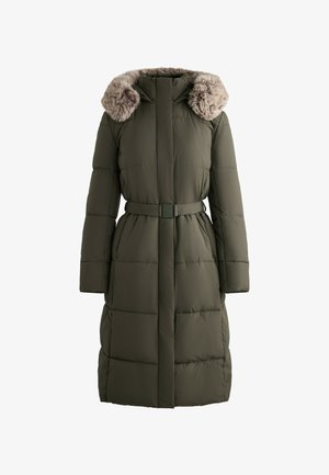 Palton lung de iarnă de culoare verde măslinie, căptușit, cu curea și glugă detașabilă, căptușit cu blană sintetică de culoare maron deschis.