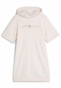 Vestido rosa con capucha y mangas cortas, hecho de tejido suave. Presenta un diseño de logo central y un dobladillo acanalado como detalle.