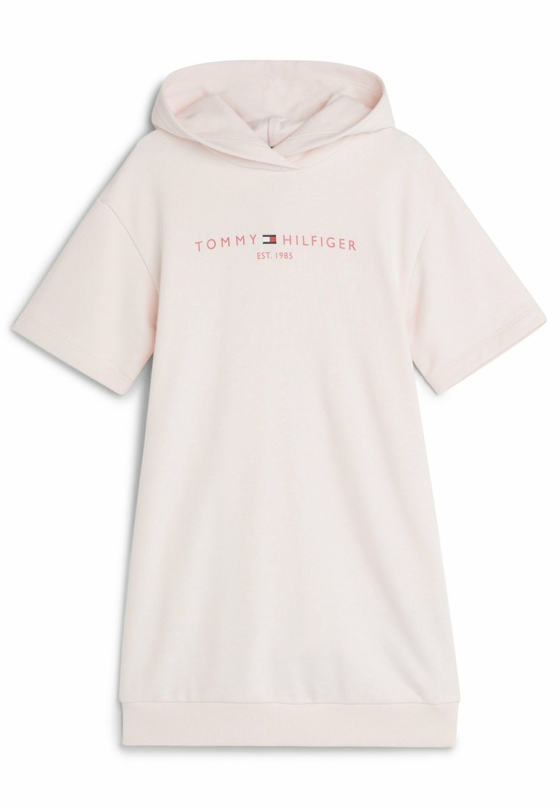 Vestido rosa con capucha y mangas cortas, hecho de tejido suave. Presenta un diseño de logo central y un dobladillo acanalado como detalle.