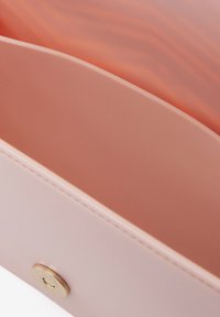 Clutch sintetico rosa con una texture liscia, bordi arrotondati e una chiusura a scatto color oro sul davanti. L'interno ha una finitura lucida.