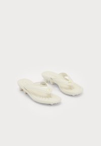 FENTY x PUMA CAT CLEAT L Sandales de bain alpine snow/gold