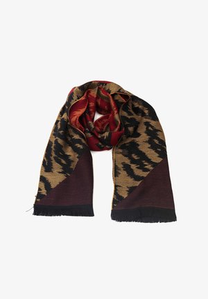 Geweven sjaal met zwart-gouden dierenprint, bordeauxrode geometrische accenten en zwarte franjes aan de randen, opgevouwen in een lus.