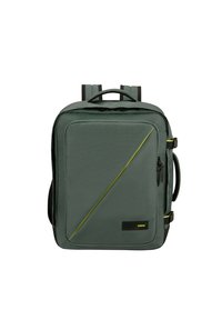 Zaino in tessuto verde dalla forma rettangolare, caratterizzato da un'accenno giallo diagonale, più scomparti e spallacci imbottiti.