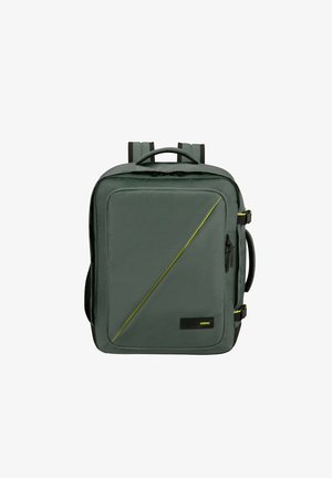 Zaino in tessuto verde dalla forma rettangolare, caratterizzato da un'accenno giallo diagonale, più scomparti e spallacci imbottiti.