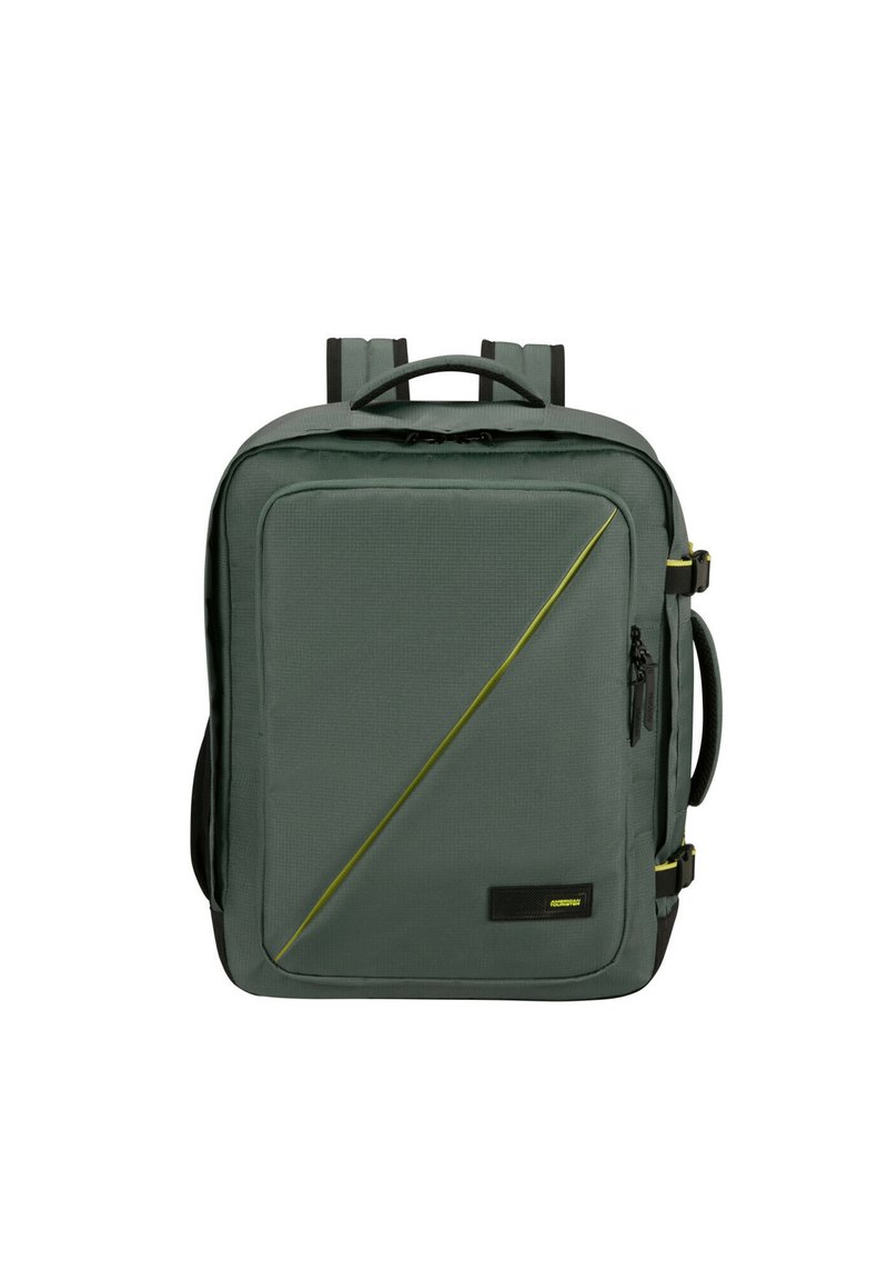 Zaino in tessuto verde dalla forma rettangolare, caratterizzato da un'accenno giallo diagonale, più scomparti e spallacci imbottiti.