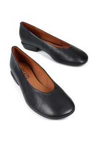 Czarne skórzane baleriny z okrągłym noskiem, niskim obcasem i gładką fakturą. Wnętrze z brązowym wykończeniem i logo "Hegos".