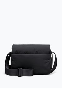 Sac messager noir avec un extérieur doux et rembourré, un rabat supérieur, une bandoulière ajustable et un design minimaliste ; sans motifs ni matériel visible.