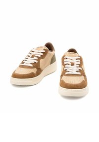 Brune og beige sneakers lavet af ruskind og læder, med hvide snørebånd, perforeret tå og en struktureret gummisål.