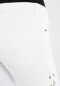 Urban Classics LACE UP PANTS - Uske traperice - white