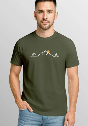 MIT CAMPING FREIZEIT GRAFIK LINEART BERGE SONNE - T-Shirt print - army