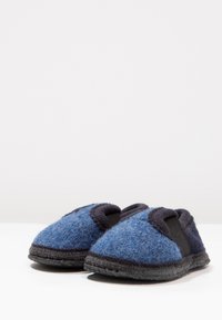 Blaue Filzschlappen mit runder Zehenpartie, dunklem Besatz und elastischen Seitenteilen; strukturierte Oberseite und schwarze Gummisohle für guten Halt.