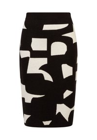 Černobílá pouzdrová sukně délky ke kolenům s abstraktním geometrickým vzorem a přiléhavým pasem.
