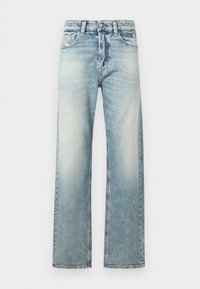 Lichtblauwe wijde jeans van denim. Heeft een vervaagde was, een standaard vijf-pocket ontwerp en een knopenriem met een ritssluiting aan de voorkant.
