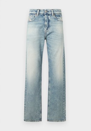 Gaiši zili platā kāju džinsi, izgatavoti no denima. Iespējas: izbalējis tonis, standarta piecu kabatu dizains un pogu aizdare ar priekšējo rāvējslēdzēju.