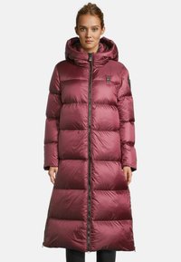Langer burgunderfarbener Puffer-Mantel mit gepolstertem Design, Rei�ßverschluss und Kapuze. Bietet eine glatte Textur und Fronttaschen für zusätzlichen Komfort.