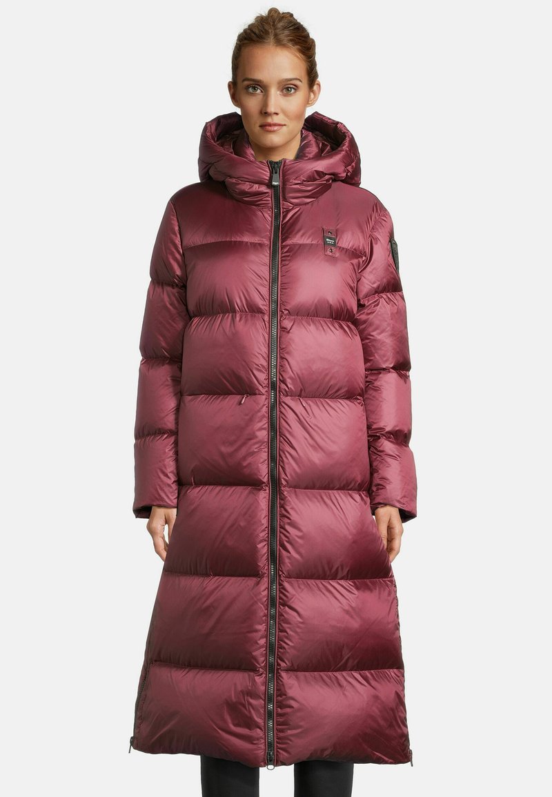 Langer burgunderfarbener Puffer-Mantel mit gepolstertem Design, Reißverschluss und Kapuze. Bietet eine glatte Textur und Fronttaschen für zusätzlichen Komfort.