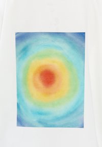Witte t-shirt met een kleurrijk cirkelvormig aquarelontwerp, met rood in het midden, dat overgaat in oranje, geel, groen en blauw.
