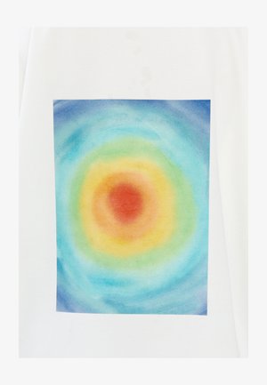 Witte t-shirt met een kleurrijk cirkelvormig aquarelontwerp, met rood in het midden, dat overgaat in oranje, geel, groen en blauw.