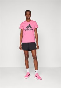 adidas Sportswear ESSENTIALS - Triko s potiskem - pulse magenta   black