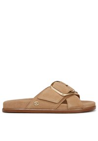 Sandali slide in suede beige con una larga cintura e una fibbia in tono oro. Suola imbottita con una finitura liscia e un sottile dettaglio del logo.
